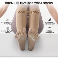 Chaussettes de yoga antidérapantes à cinq doigts avec logo personnalisé pour femmes, chaussettes de Pilates montantes à grip, respirantes en coton, pour barre, danse et gym, OEM ODM
