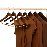 Cintres de costume marron foncé de luxe, cintres en bois à épaules larges avec logo personnalisé