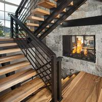Escalier droit industriel à une seule poutre avec marches métalliques dentelées et système de garde-corps latéral renforcé