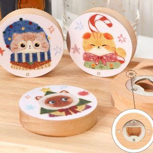 Abridor de Botellas de Cerveza Redondo de Madera con Diseño de Gato Navideño y Imán para Refrigerador - Product Image 4