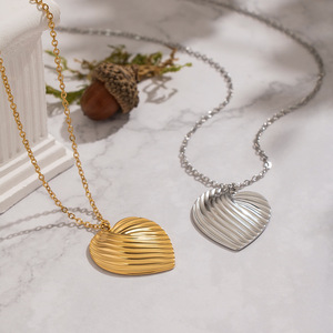 Collar con Forma de Corazón Texturizado YF8244 para Uso Diario Informal, Chapado en Oro de 18K, Acero Inoxidable Resistente al Agua - Product Image 3