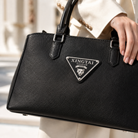 Étiquette de marque en métal de style designer haut de gamme, en alliage de zinc triangulaire, avec support en cuir pour sac à main, étiquette métallique personnalisée