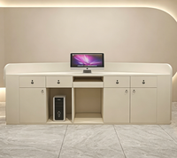 Bureau de réception incurvé minimaliste sur mesure avec base dorée et éclairage LED encastré pour salon de beauté, spa, clinique