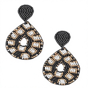 Pendientes de flores multicolor, elegantes y modernos, hechos a mano con cuentas bordadas, para mujeres, de la India. - Product Image 1