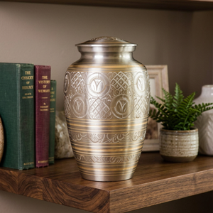 Urna Decorativa de Latón para Guardar Cenizas, Ataúd Conmemorativo con Diseño Floral, Suministros Funerarios - Artesanía India para el Hogar - Product Image 3