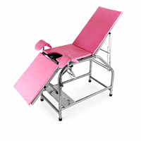 Table d'examen en acier inoxydable pour salle de gynécologie avec dossier et section des jambes réglables et supports rembourrés