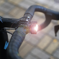 Luz LED Trasera para Bicicleta Súper Brillante de 200 Lúmenes, Luz Blanca y Roja para Ciclismo Nocturno, Lámpara Intermitente de Seguridad, Recargable por USB, Impermeable IPX4