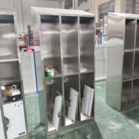 Casier hygiénique à 6 portes en acier inoxydable avec dessus incliné, serrure à combinaison, fente pour carte, circulation d'air par aération, pour uniformes de personnel