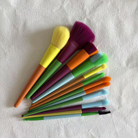 Ensemble de 12 pinceaux de maquillage en poils synthétiques colorés avec manche en bois pour le visage et le correcteur, faible MOQ, logo personnalisé, marque privée
