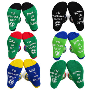 Calzini Divertenti in Cotone '<span class=keywords><strong>Non</strong></span> Disturbare, Sto Guardando il Calcio' Antiscivolo, Calze Sportive alla Moda per Uomo - Product Image 2