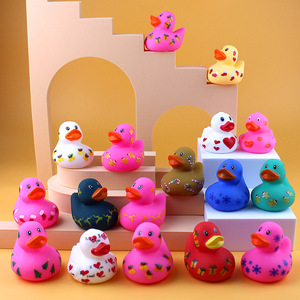 Jouet de bain canard jaune couineur pour bébés, en forme de cœur, pour la Saint-Valentin, vente en gros - Product Image 3