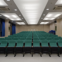 Chaises d'école, d'église, de salle de conférence, en plastique, avec pieds en fer et assise en éponge verte.