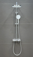 Ensemble de douche mural contemporain en chrome avec système thermostatique, robinet en laiton poli et pommeau de douche carré en céramique