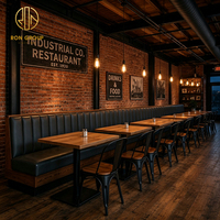 Ensemble de meubles de restaurant industriel et commercial Ron Group : table carrée en bois, chaises en métal, banquette en cuir à dossier haut