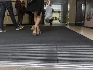 Dalles de tapis d'entrée modulaires P-Grip, revêtement de sol en PVC commercial à grille ouverte, drainage de l'eau et grattoir à saleté, tapis à emboîtement - Product Image 6