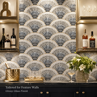 Mosaïque de verre sectorielle irisée de luxe, carreaux de vitrail festonnés en forme d'éventail sur mesure pour la décoration de fond de bar, club, hôtel, hall d'entrée