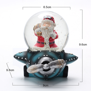 Commercio all'ingrosso della fabbrica in resina babbo natale su un piano suono luminoso vetro di natale globo di neve souvenir statuette decorazioni per la casa - Product Image 6