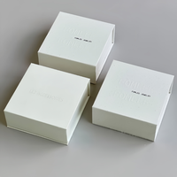 Boîte à bijoux en carton de luxe, forme livre, écologique, recyclable, avec logo personnalisé, 9*9*3cm, beige, fermeture magnétique, doublure en éponge, gaufrage