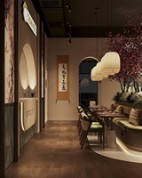 Ensemble de meubles de restaurant et café au design intérieur moderne : banquettes, tables en bois et chaises en rotin