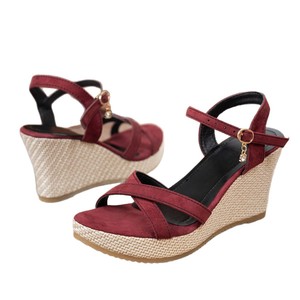 รองเท้าส้นเตารีดแบบสายไขว้สำหรับผู้หญิง รุ่นใหม่สำหรับฤดูร้อน สไตล์ยุโรปอเมริกัน เปิดนิ้วเท้า รองเท้าสไตล์โรมัน ขายส่ง - Product Image 5