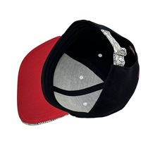 Casquette de baseball sportive tendance à deux tons avec logo personnalisé, couronne noire, bord blanc, broderie, fermeture snapback réglable, unisexe, en coton