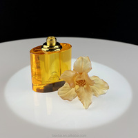 Botol Parfum Kristal Poles Kustom Grosir Sinyore dengan Tutup Bunga dan Pilihan Ukiran Logo - Tren Fashion