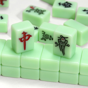Mini tuiles de Mahjong 20 pièces 20 mm, ensemble portable en mélamine verte pour l'échecs et les cartes, idéal pour les voyages, le camping et les dortoirs, universel - Product Image 1