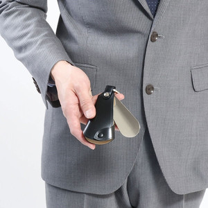 Calzador de acero inoxidable con mango de 10 cm de largo, elevador de zapatos metálico para personas mayores y mujeres embarazadas, con funda protectora de cuero. - Product Image 3