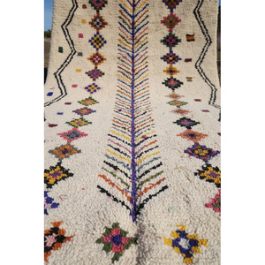 Auténtica alfombra Azilal marroquí hecha a mano con vibrantes patrones geométricos abstractos bereberes para la decoración de una sala de estar bohemia. - Product Image 3