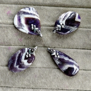 Pendentif ovale en améthyste chevron de qualité supérieure, toucher réel, 20-30mm, best-seller, pierre précieuse naturelle sculptée à l'effigie de l'amour - Product Image 1