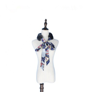 Collier en <span class=keywords><strong>fourrure</strong></span> de lapin Rex véritable avec écharpe imprimée en satin - Product Image 1