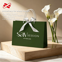 Sacs en papier de luxe imprimés avec logo personnalisé Emballage de bracelet de bijoux Sac à provisions cadeau avec fermeture ruban au design individuel