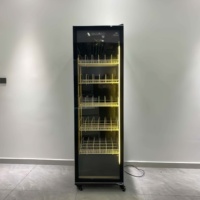 Réfrigérateur à boissons élégant à porte unique, vitrine verticale en verre double vitrage, avec roulettes pivotantes et freins, refroidissement par air
