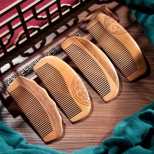 Peigne à barbe en bois de pêche naturel personnalisé avec logo, portable, motif sculpté, pour voyage, vente en gros - Product Image 1