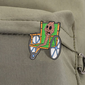 Spaventosa e divertente spilla smaltata a forma di mostro in sedia a rotelle, strana figura horror, spilla da bavero, distintivo cartoon grotesco per giacca, zaino, cappello, borsa - Product Image 4