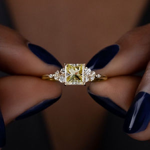 แหวนเงินแท้ 925 ประดับคริสตัลสีเหลืองทรงเจ้าหญิง ดีไซน์หรูหรา สำหรับผู้หญิง เหมาะสำหรับเป็นแหวนหมั้นหรือแหวนแต่งงาน - Product Image 2
