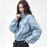Veste coupe-vent courte personnalisée avec logo, col montant, fermeture éclair intégrale, poignets et ourlet élastiques, manches bouffantes surdimensionnées, légère et décontractée