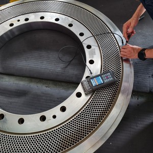 Matriz Plana Amandus Kahl 45-1250 Suministrada Directamente de Fábrica |   Piezas de Repuesto para Máquina de Pellets de Acero Inoxidable, Piezas de Repuesto para Molino de Pellets de Madera de Larga Duración - Product Image 3