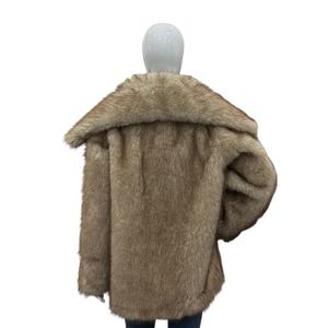 <span class=keywords><strong>Cappotto</strong></span> Corto Bicolore in Finta <span class=keywords><strong>Pelliccia</strong></span> di Chinchilla Stile Mantella <span class=keywords><strong>con</strong></span> Stampa Tonalità Naturali Sfumate, Silhouette Voluminosa, Pezzo d'Arte Invernale 2026 - Product Image 3