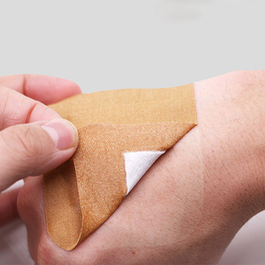 Bendaggio adesivo Non tessuto personalizzato di <span class=keywords><strong>grandi</strong></span> <span class=keywords><strong>dimensioni</strong></span> colore della pelle per ferite 90*65 MM - Product Image 4