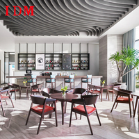 Ensemble de tables et chaises en bois massif et cuir pour hôtel et restaurant moderne IDM, sièges écologiques pour une solution hôtelière 4 étoiles