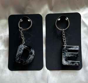 Porte-clés en résine inspiré de la nature avec un design poli transparent, éléments artistiques intégrés, accessoire léger pour tous les jours - Product Image 6