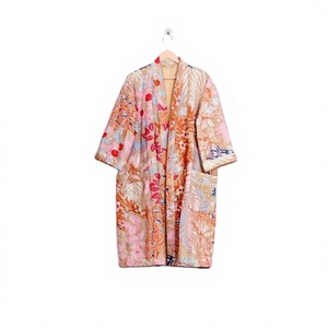 Chaqueta Kimono Vintage Hecha a Mano en India, 100% Algodón Orgánico, Acolchada Kantha, Reversible, con Patrón de Invierno y Otoño - Product Image 1