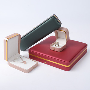 Caja de Joyería de Cuero PU con Hebilla Dorada y Borde Dorado, Caja de Almacenamiento Hecha a Mano para Anillos, Colgantes y Pulseras, Color Rosa - Product Image 3