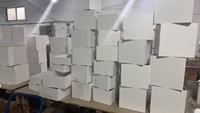 Présentoir créatif en acrylique en forme de cube pour vêtements, support autoportant à surface polie pour décoration de table et utilisation en buffet