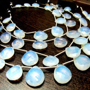 Opale blanche hydro quartz en forme de cœur, perles briolette graduées de 12 à 16 mm, brin de 8 pouces de long - Product Image 1
