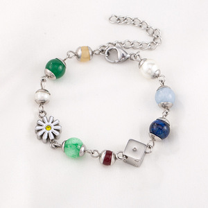 สร้อยข้อมือลูกเต๋าเดซี่สีมุกสีไทเทเนียมสุดอินเทรนด์สำหรับทุกเพศสวมใส่ได้ทุกวัน - Product Image 1