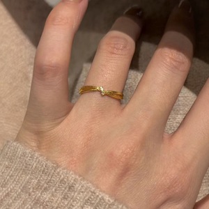 Este anillo de nudo pequeño que está de moda en Xiaohongshu es un anillo de hoja de circonita ajustable de estilo vintage dorado para mujer. - Product Image 4