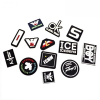 Étiquettes en silicone souple PVC 3D personnalisées avec logo de marque, gaufrées, écologiques, avec forme, couleur et taille personnalisées pour vêtements