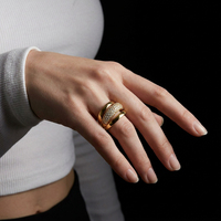 Neu eingetroffen: Luxuriöser Hochzeitsgeschenk-Schmuck – Maßgefertigter 316L 18K vergoldeter breiter, gewölbter Ring aus Edelstahl mit vollständigem Zirkonia-Pavé und gerilltem Band